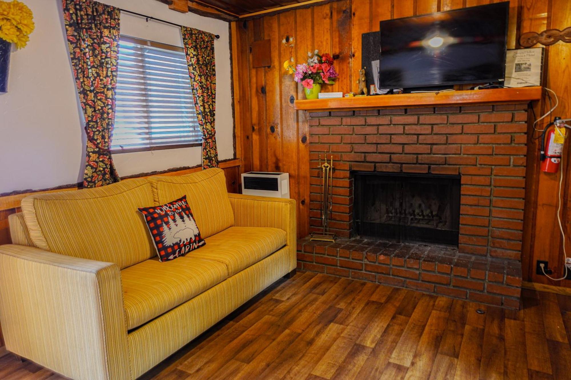 Sleepy Hollow Cabins And Hotel Crestline Exterior foto